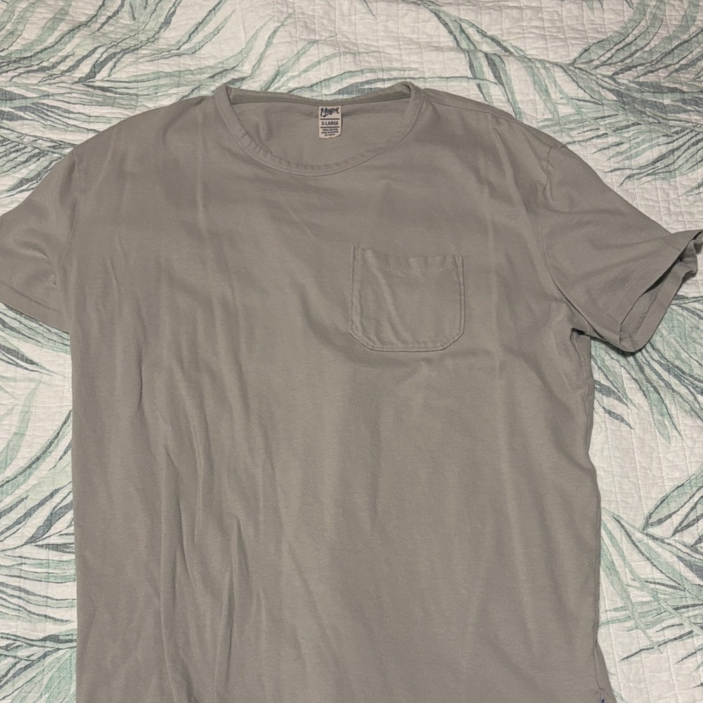 Mugsy Men's Gray Pocket T-Shirt